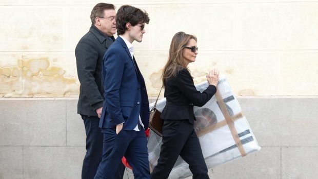 La viuda y el hijo peque&ntilde;o de Fernando &Oacute;nega en su capilla ardiente. (Foto: Gtres)
