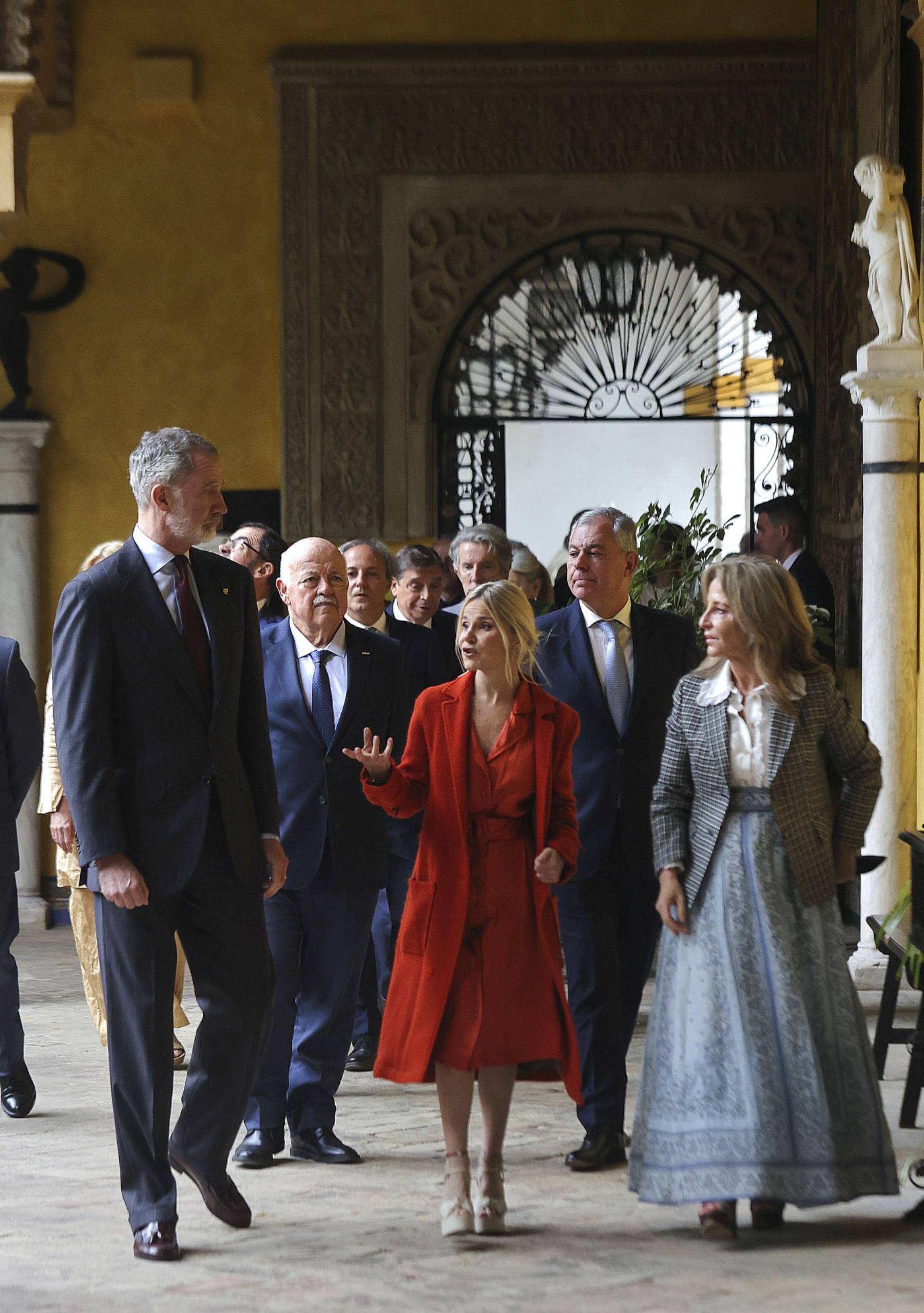 Los Alba junto al Rey Felipe VI en el Palacio de Due&ntilde;as. (Foto: Gtres)