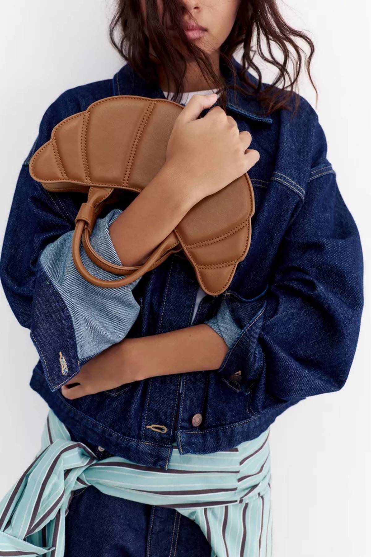 Bolso croissant de Pull&Bear.