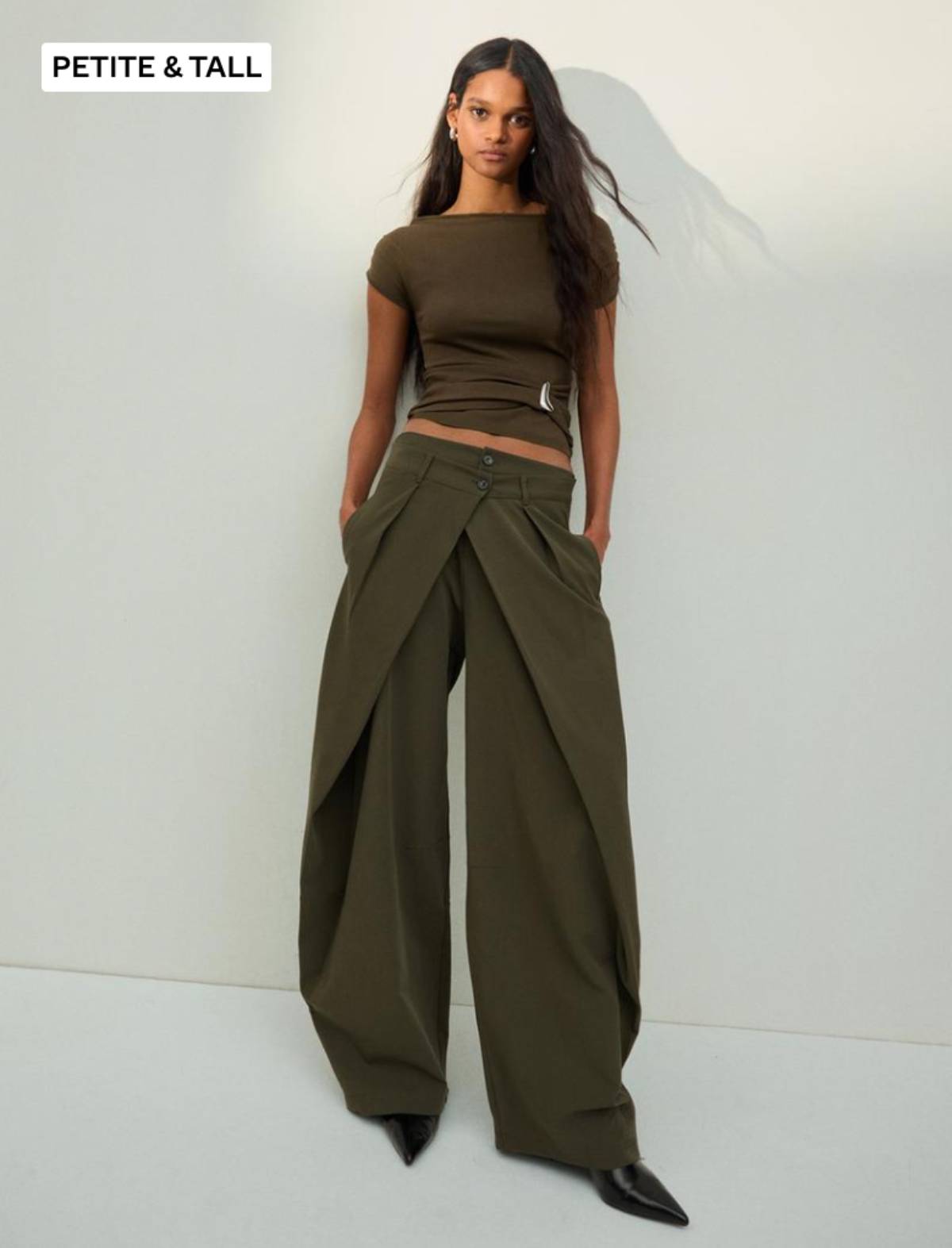 Pantalón de silueta amplia en color verde oliva con diseño envolvente en la parte frontal. (Foto: Bershka)