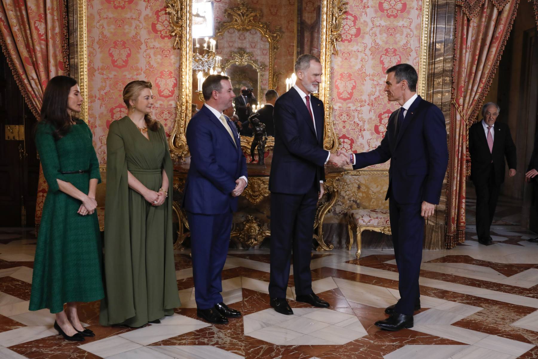 Los Reyes Felipe y Letizia junto a los duques de Luxemburgo y Pedro S&aacute;nchez. (Foto: Gtres)