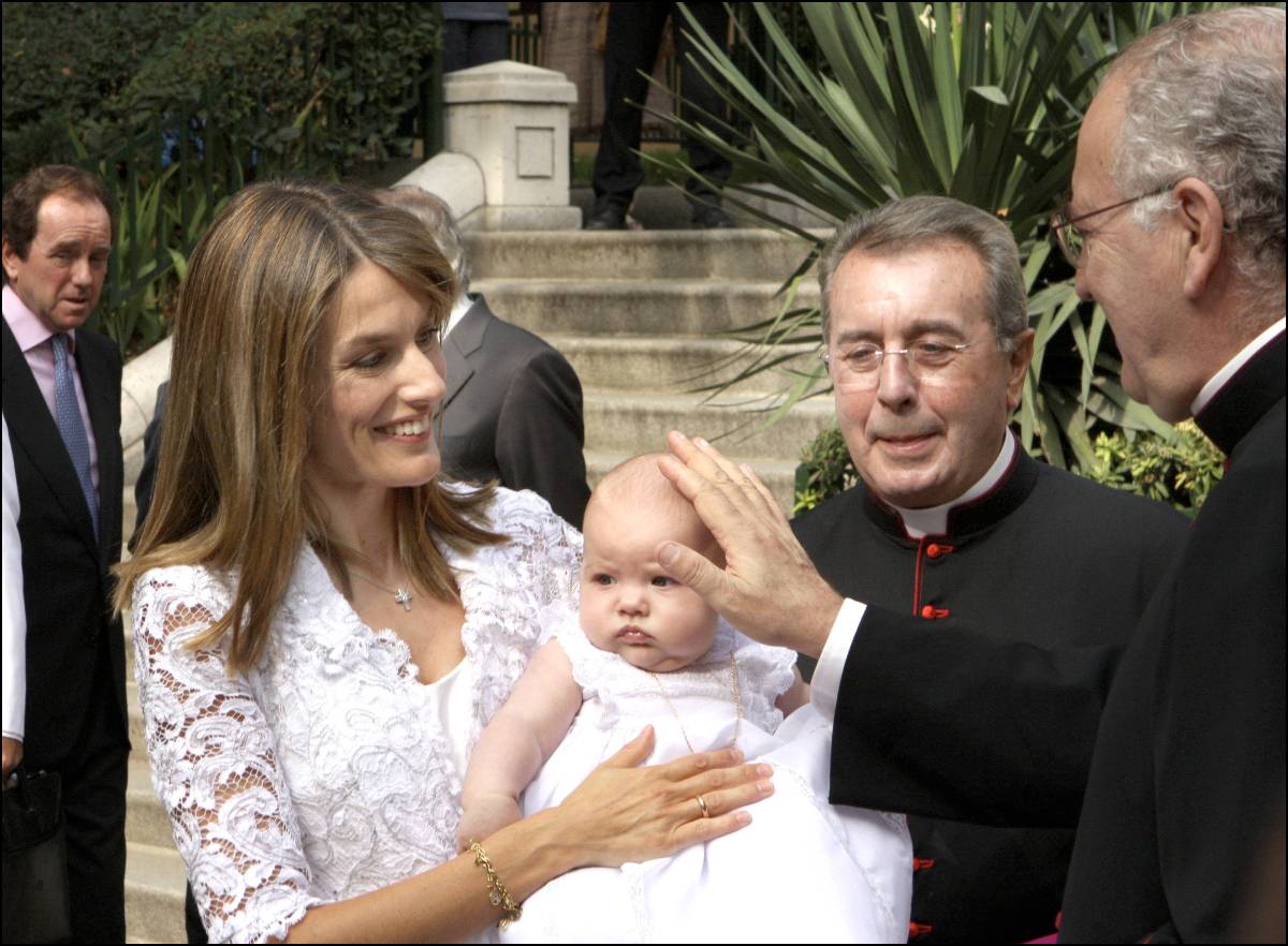 La entonces Princesa Letizia presenta a la infanta Sof&iacute;a ante la Virgen de Atocha en 2007. (Foto: Gtres)