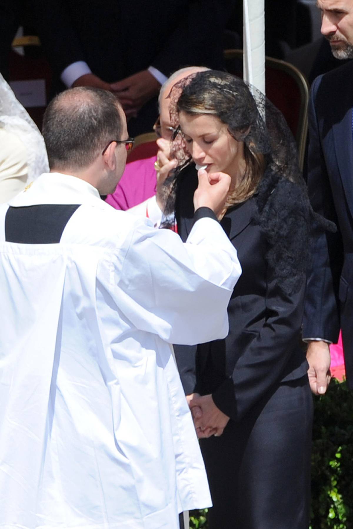 La Reina Letizia recibe la comuni&oacute;n durante una ceremonia religiosa. (Foto: Gtres)