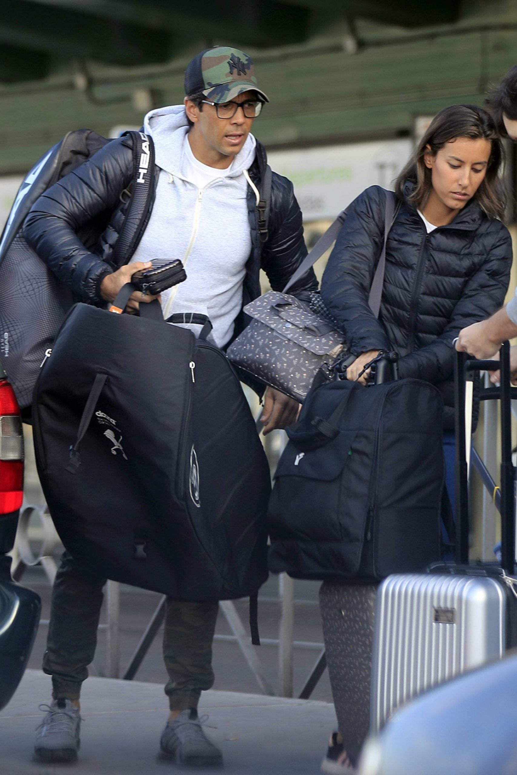 Fernando Verdasco y Ana Boyer en el aeropuerto. (Foto: Gtres)