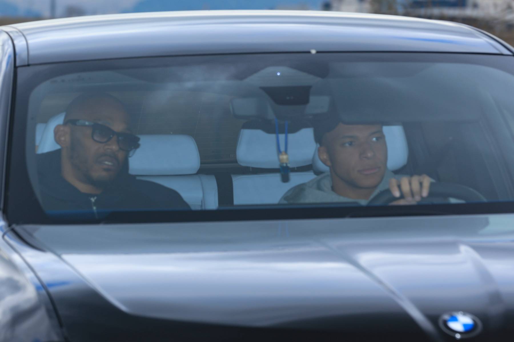 Kylian Mbapp&eacute; conduciendo en Madrid. (Foto: Gtres)
