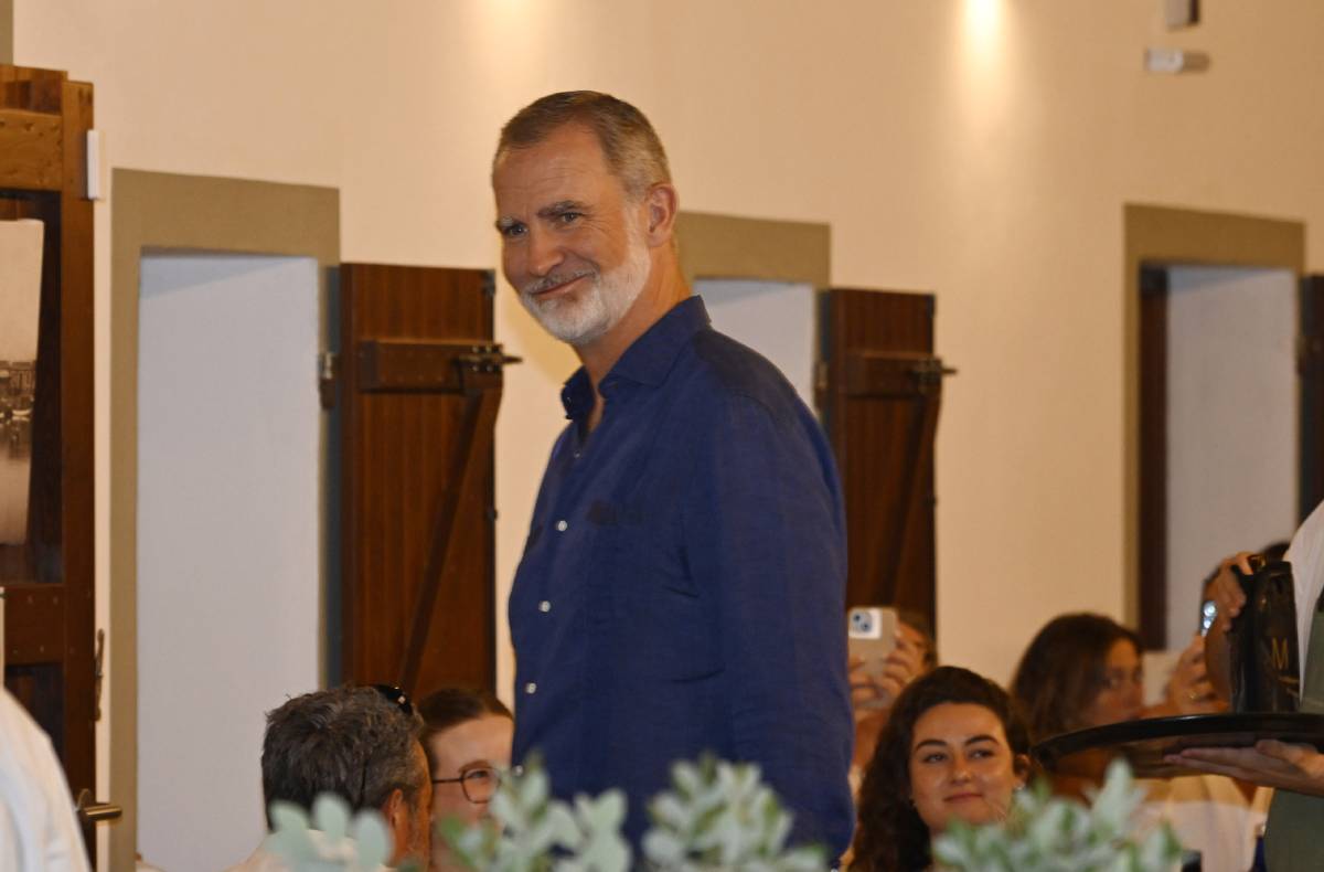 Felipe VI durante una visita a un restaurante. (Foto: Gtres)