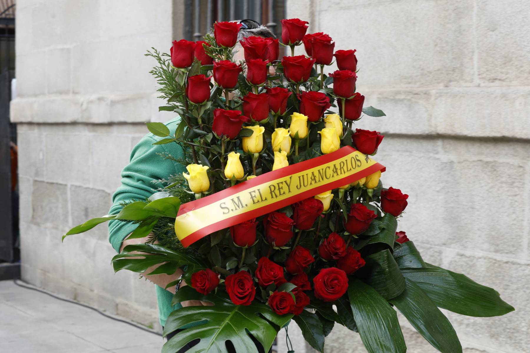 Corona de flores de Juan Carlos I. (Foto: Gtres)