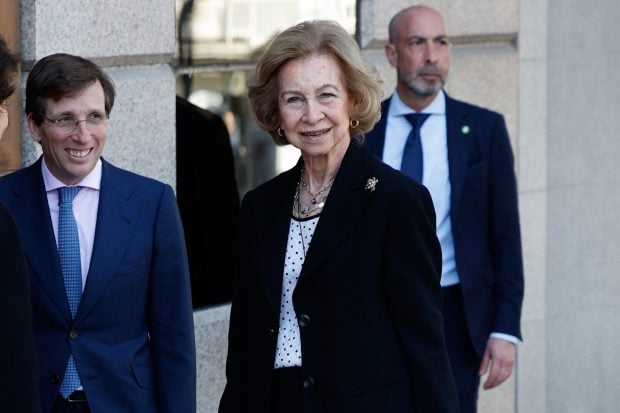 Paloma O'Shea, la Reina Sof&iacute;a y el alcalde de Madrid. (Foto: Gtres)