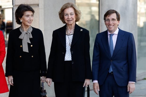 Paloma O'Shea, la Reina Sof&iacute;a y el alcalde de Madrid. (Foto: Gtres)