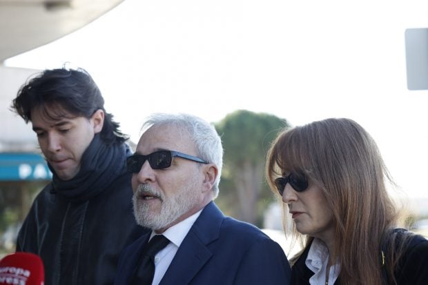Fernando Guill&eacute;n Cuervo atendiendo a la prensa. (Foto: Gtres)