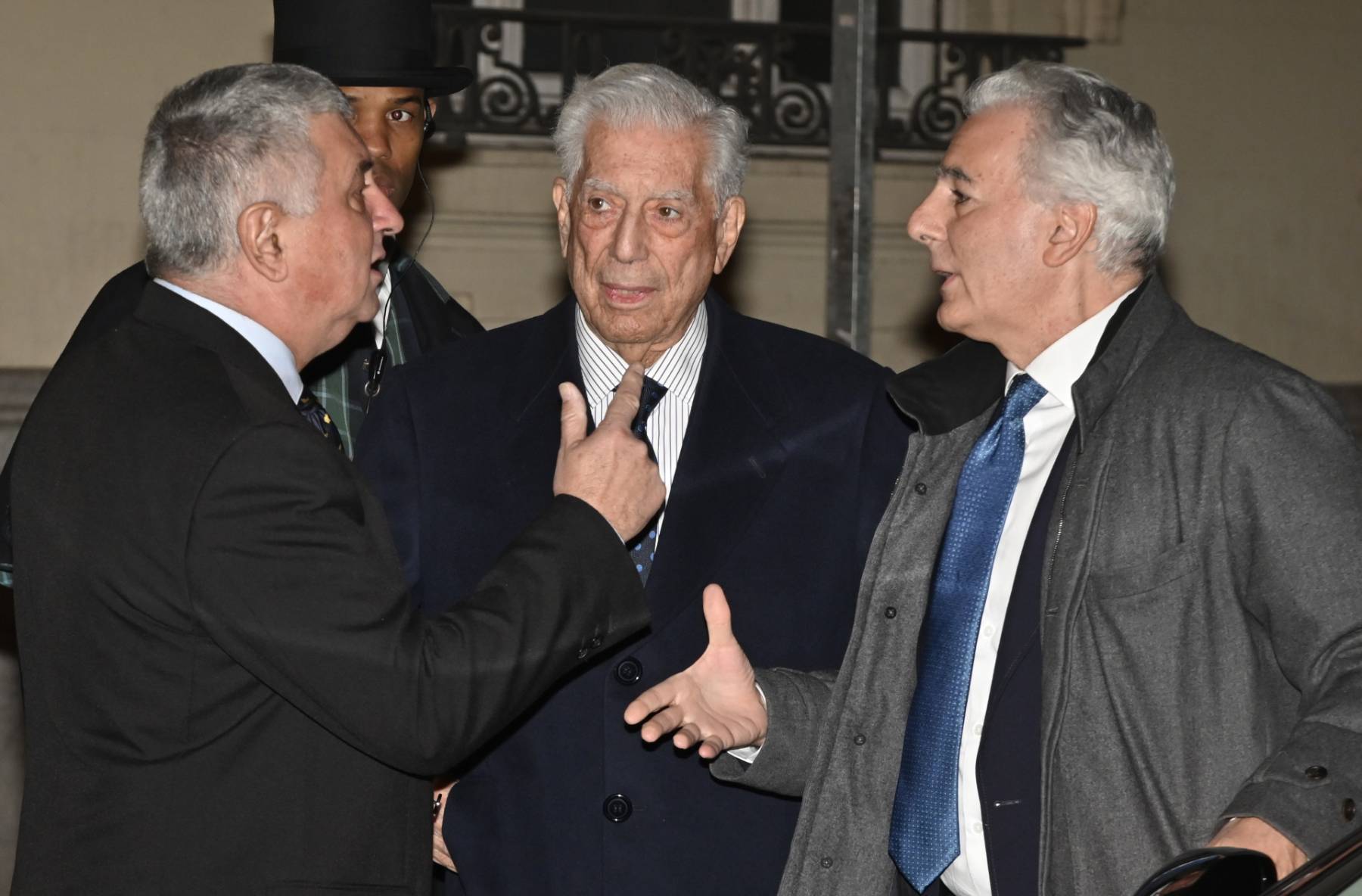 Mario Vargas Llosa y su hijo Álvaro en Madrid. (Foto: Gtres)