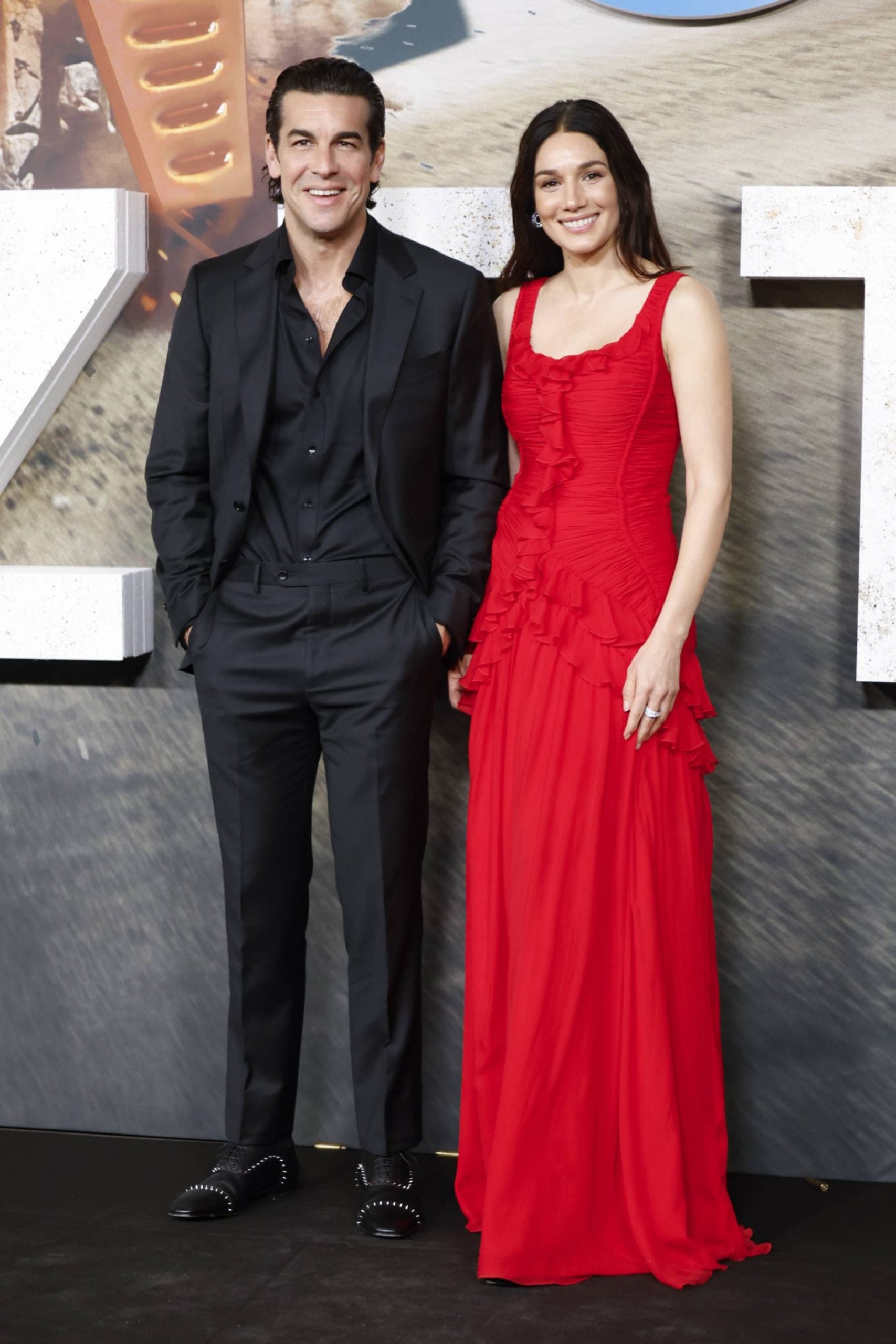Mario Casas y Mariela Garriga en el estreno de 'Zeta'. (Foto: Gtres)