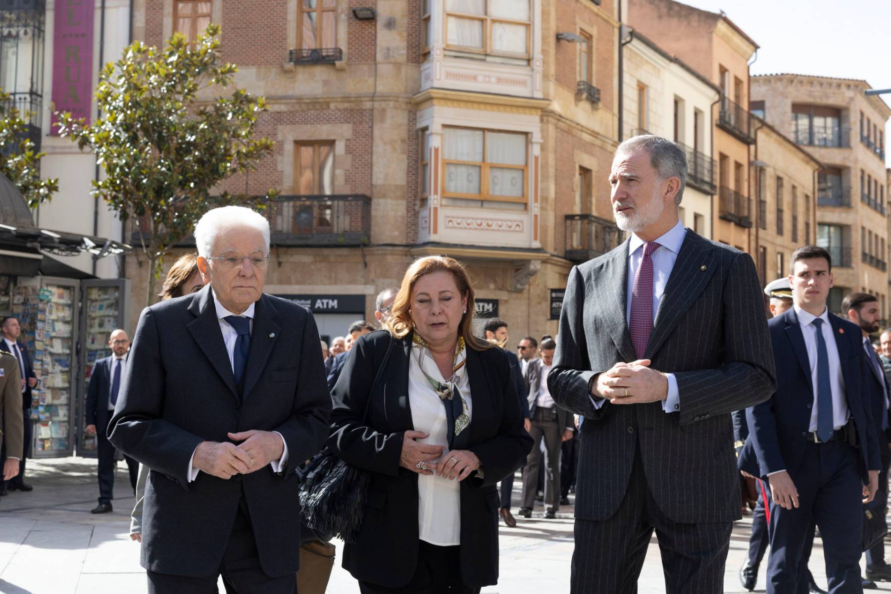 El Rey Felipe y Sergio Mattarella en una terraza en Salamanca. (Foto: Gtres)