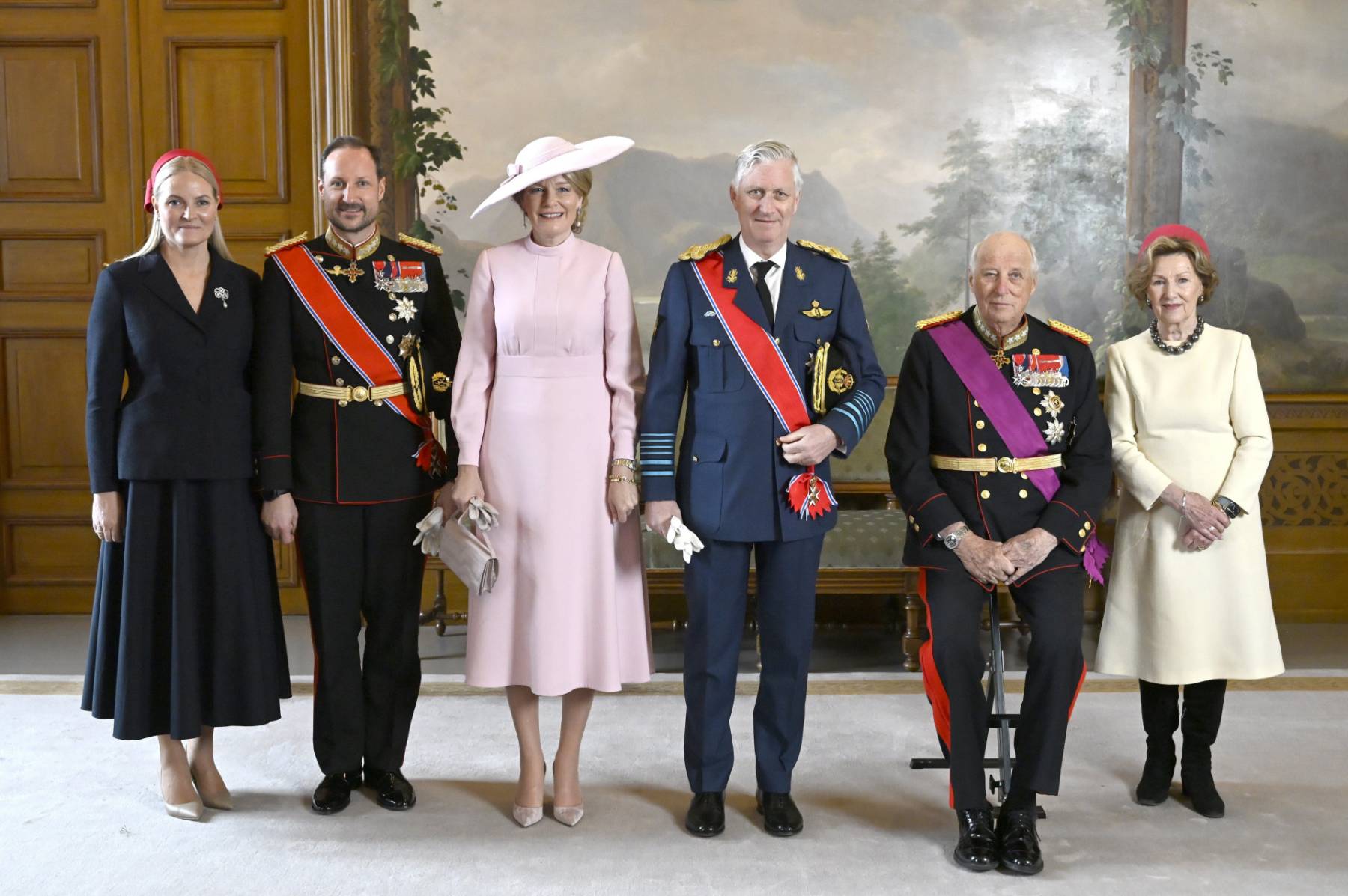Los reyes de B&eacute;lgica junto a los reyes y pr&iacute;ncipes herederos de Noruega. (Foto: Gtres)