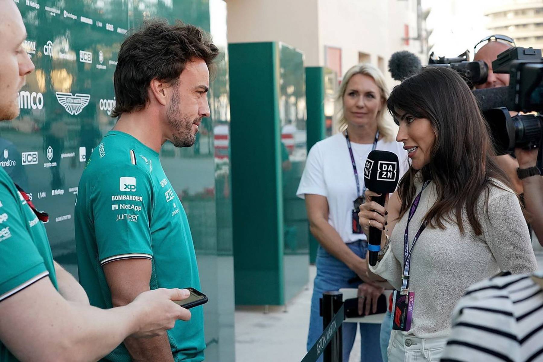 Fernando Alonso y Melissa Jim&eacute;nez en una entrevista. (Foto: Gtres)
