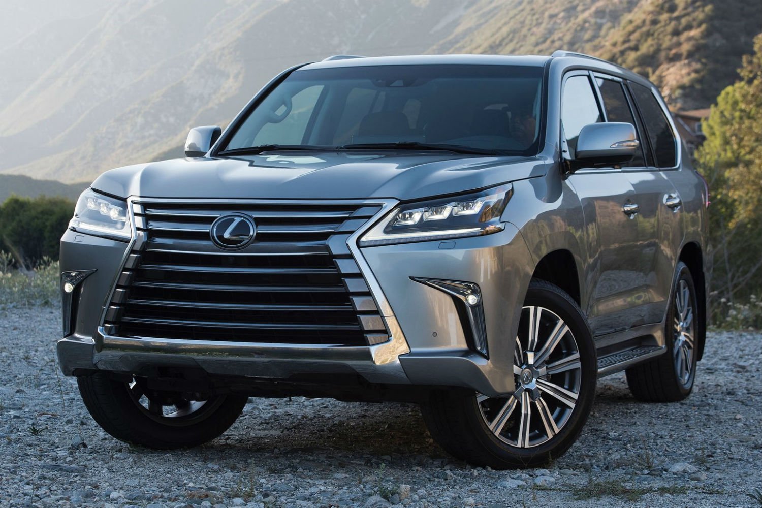 Lexus LX 570 1