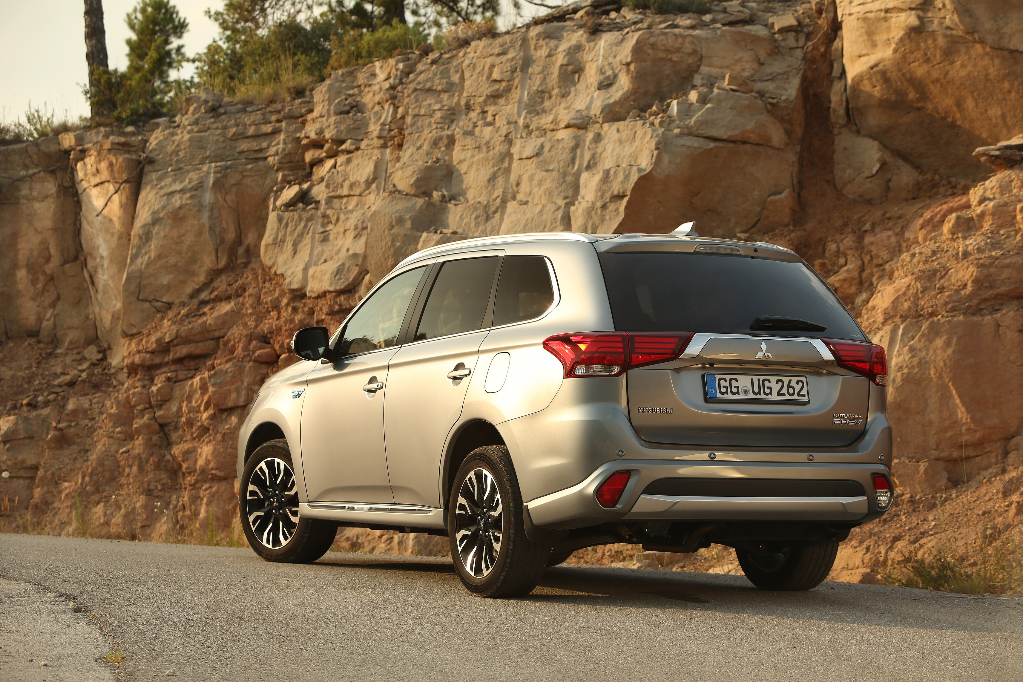 Mitsubishi Outlander PHEV 2