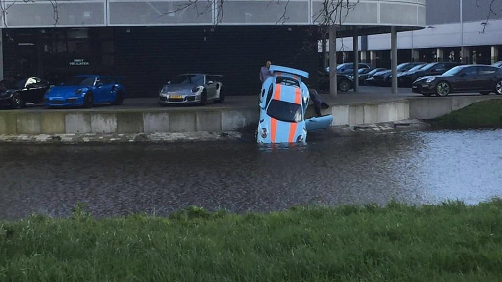 Porsche 911 GT3 RS al agua 1