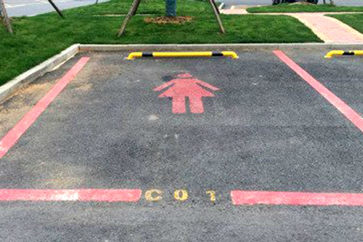 Plazas de aparcamiento para mujeres
