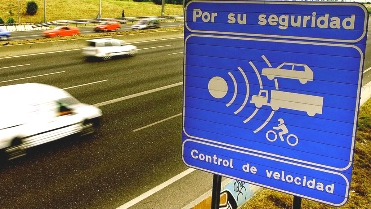 La última campaña de control de la DGT ha demostrado que los excesos de velocidad, la falta de mantenimiento y no usar el cinturón son las 3 infracciones que más cometemos los conductores españoles.