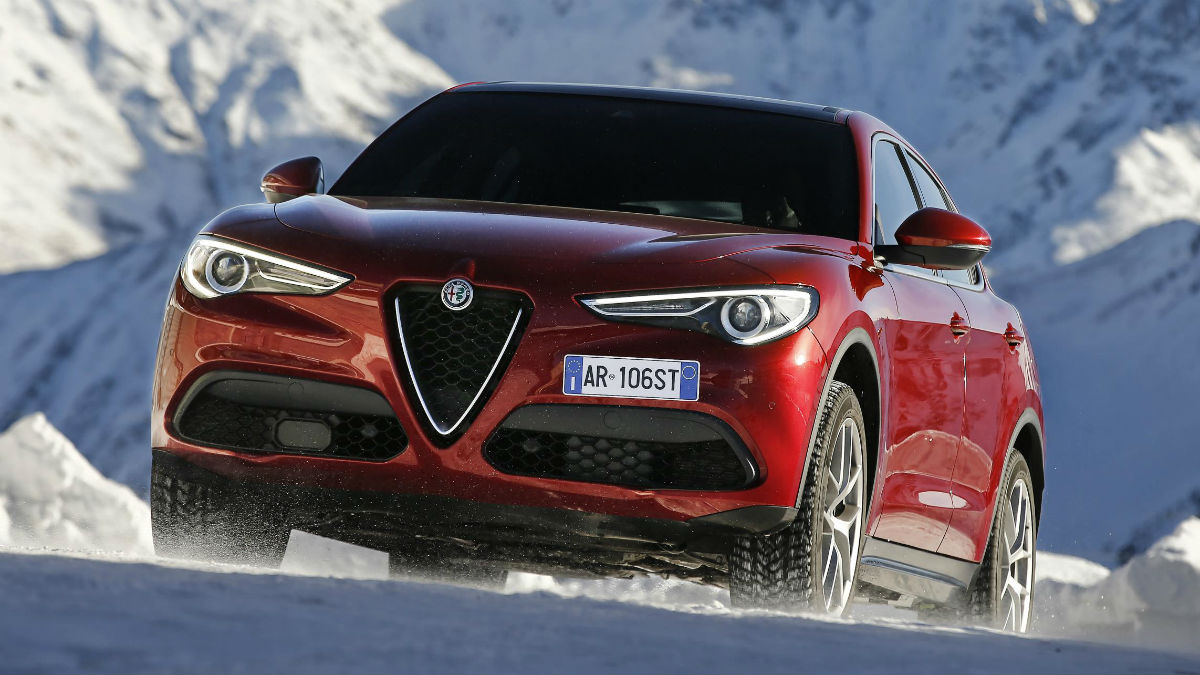 El Alfa Romeo Stelvio se ofrece ahora con dos nuevas motorizaciones, una de ellas diesel y otra de ellas, que no llega a todos los mercados, de gasolina.