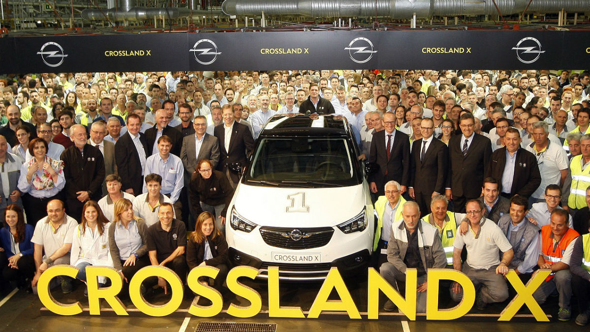 La primera unidad del Opel Crossland X ya ha salido de la prolífica factoría de Zaragoza.