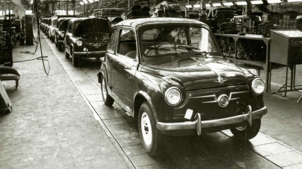 La primera unidad de la historia del Seat 600, uno de los modelos más icónicos de la marca, nació el día 27 de junio de 1957.
