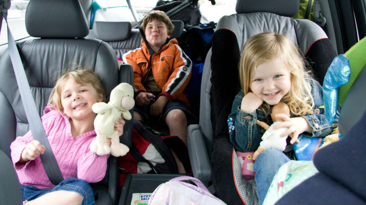Viajar con niños en el coche nos obliga a extremar las precauciones para respetar su seguridad.