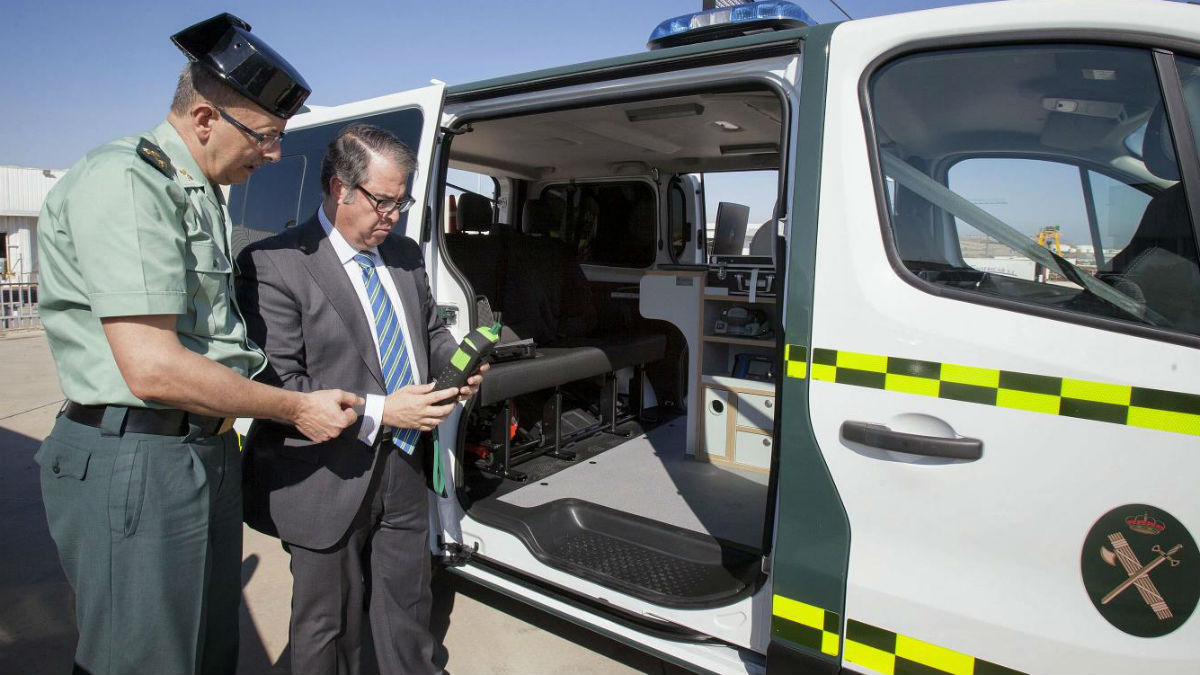 La Guardia Civil estrena 40 nuevas furgonetas con las que realizará este año 5 millones de controles de alcoholemia y 100.000 de drogas.