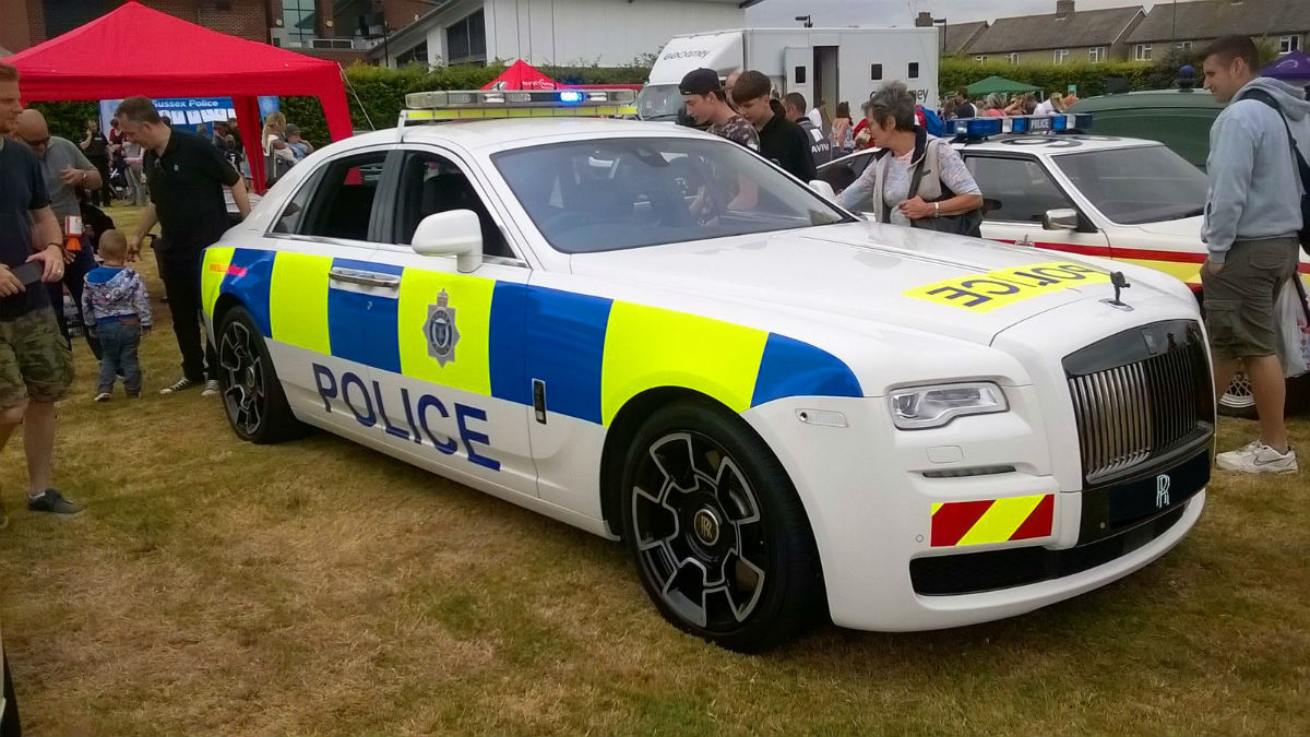 Este impresionante Rolls-Royce se convierte en coche patrulla.