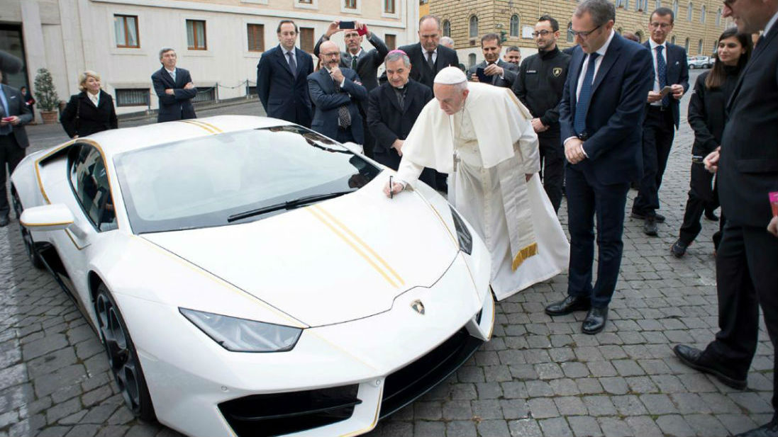 El Papa Francisco ha recibido un flamante Lamborghini Huracán en lo que es el principio de una acción de lo más solidaria.