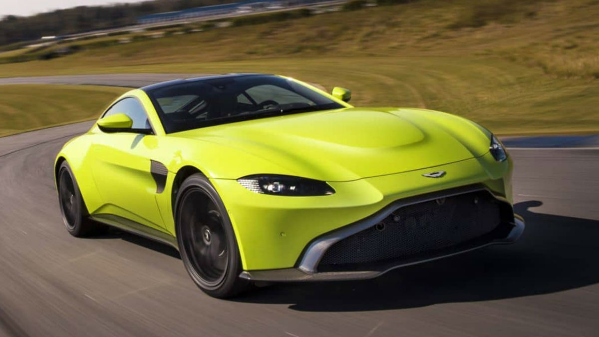 El nuevo Aston Martin Vantage se renueva en todos los sentidos, ofreciendo una imagen más angulosa y deportiva que la que nos tenía acostumbrados.