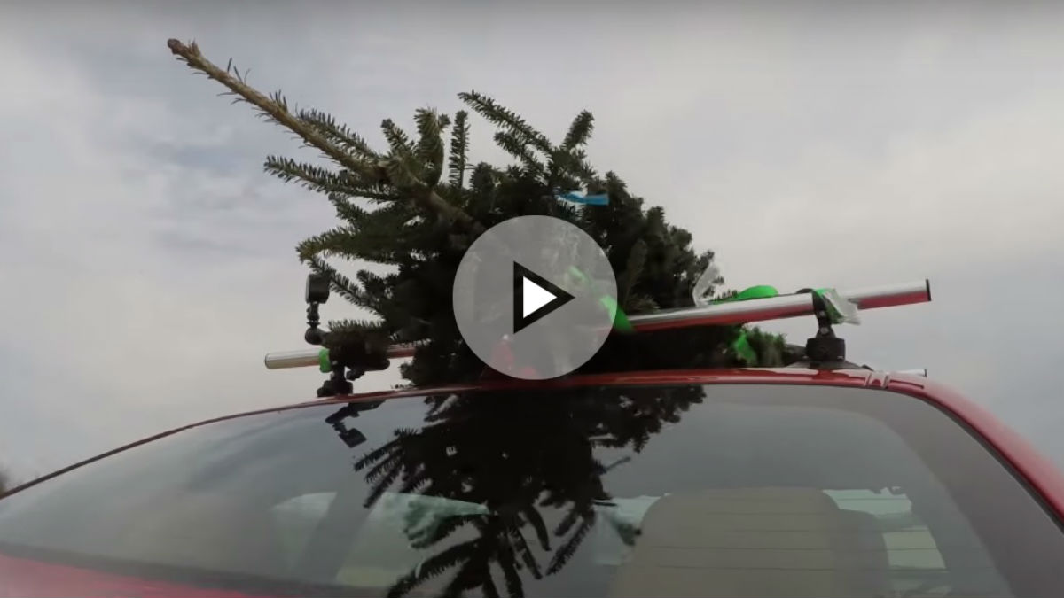 El preparador Hennessey ha grabado un curioso vídeo en el que demuestra que transportar un árbol de Navidad a 280 km/h es posible.