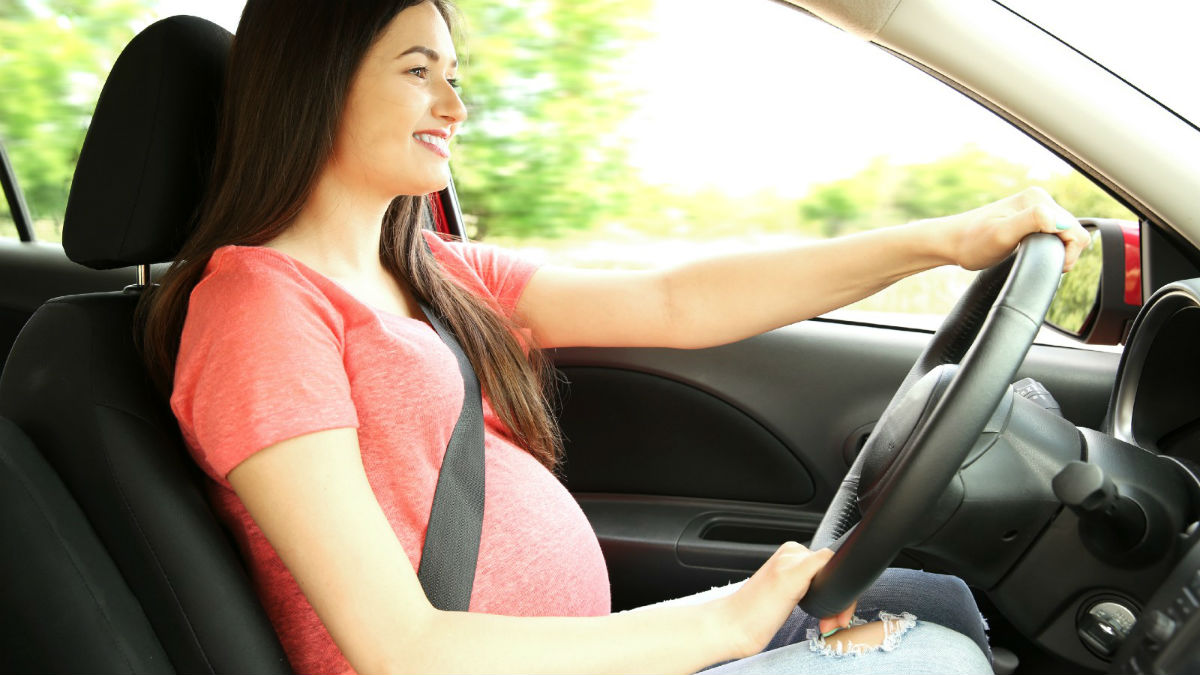 Las mujeres embarazadas han de tomar una serie de precauciones al conducir, pero no tienen que dejar de hacerlo salvo cuando su estado sea muy avanzado.