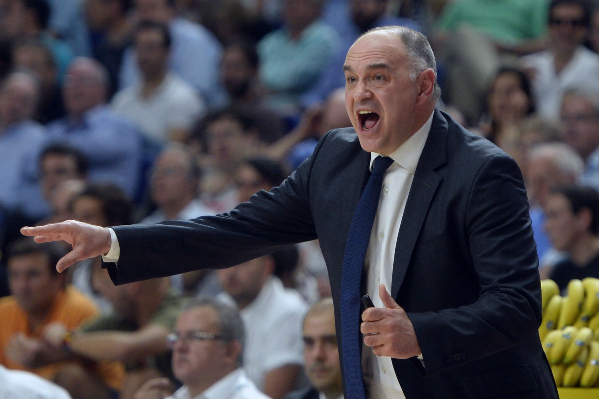 Pablo Laso da órdenes a sus jugadores en un partido del Real Madrid de Baloncesto. (Getty)