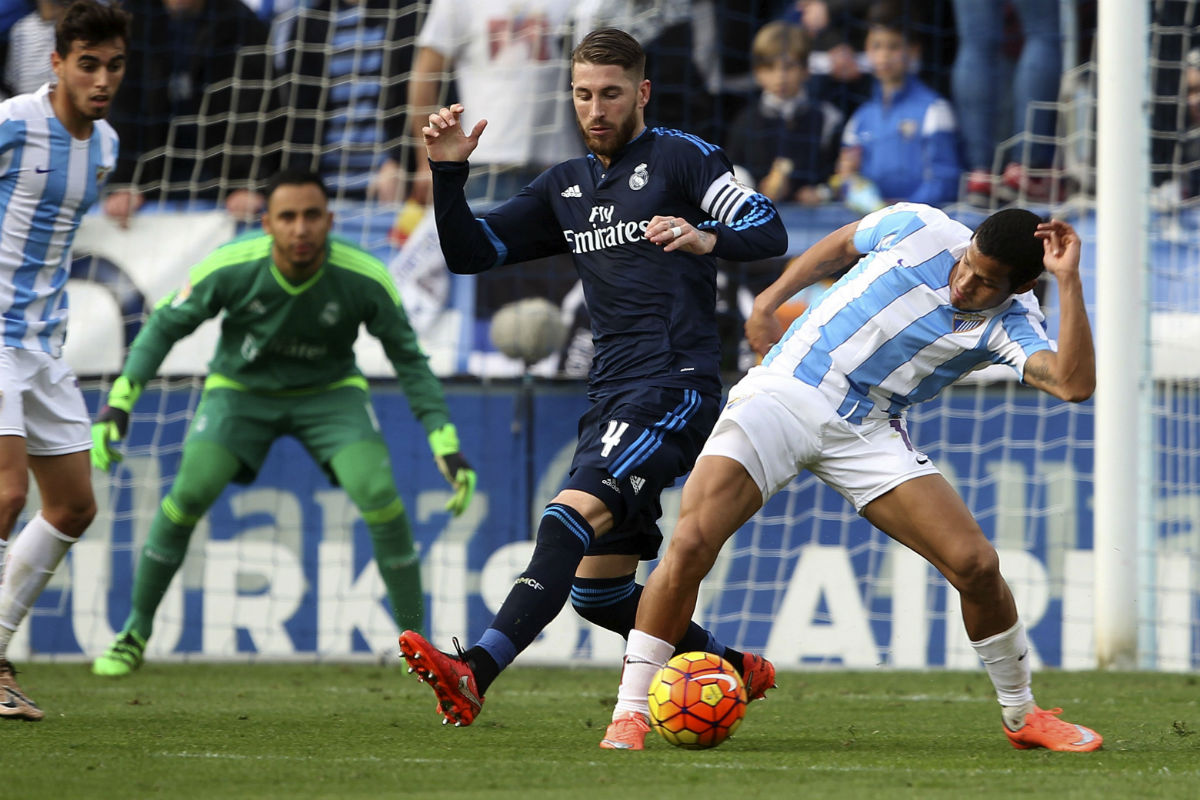 Sergio Ramos disputa un balón en La Rosaleda. (EFE)