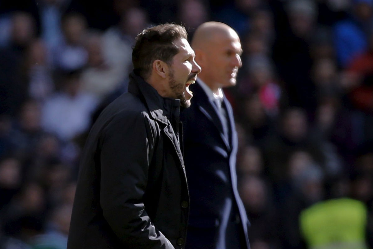 Simeone da órdenes desde el banquillo. (AFP)