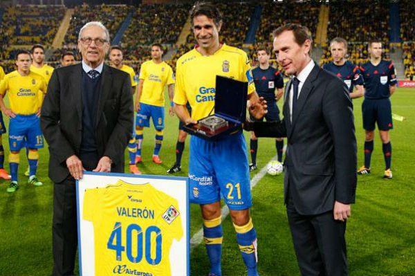 Emilio Butragueño homenajea a Valerón.