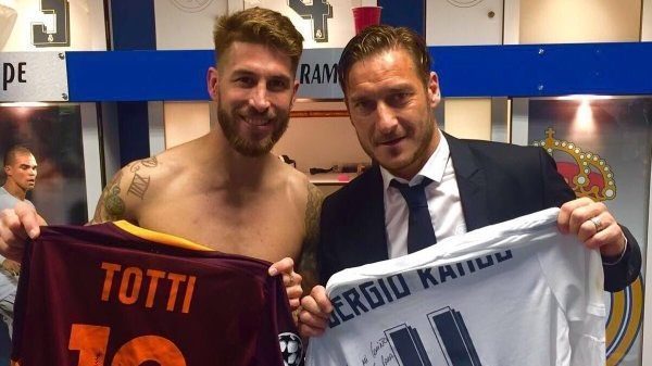 Sergio Ramos y Totti posan con sus camisetas