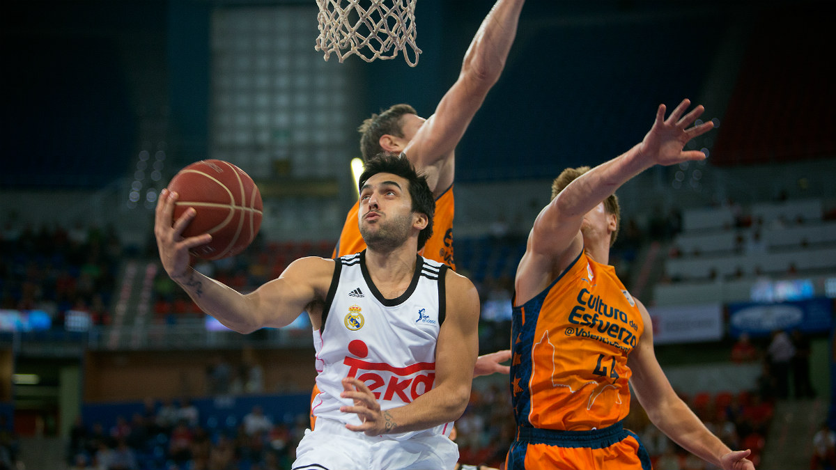 Facundo Campazzo realiza un aro pasado en la temporada 2014/15. (ACB)