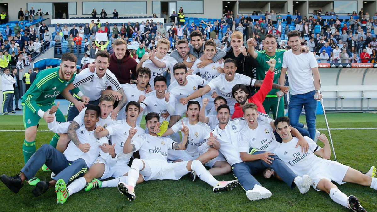 Los jugadores del Castilla celebran ser primeros de grupo. (Imagen: realmadrid.com)