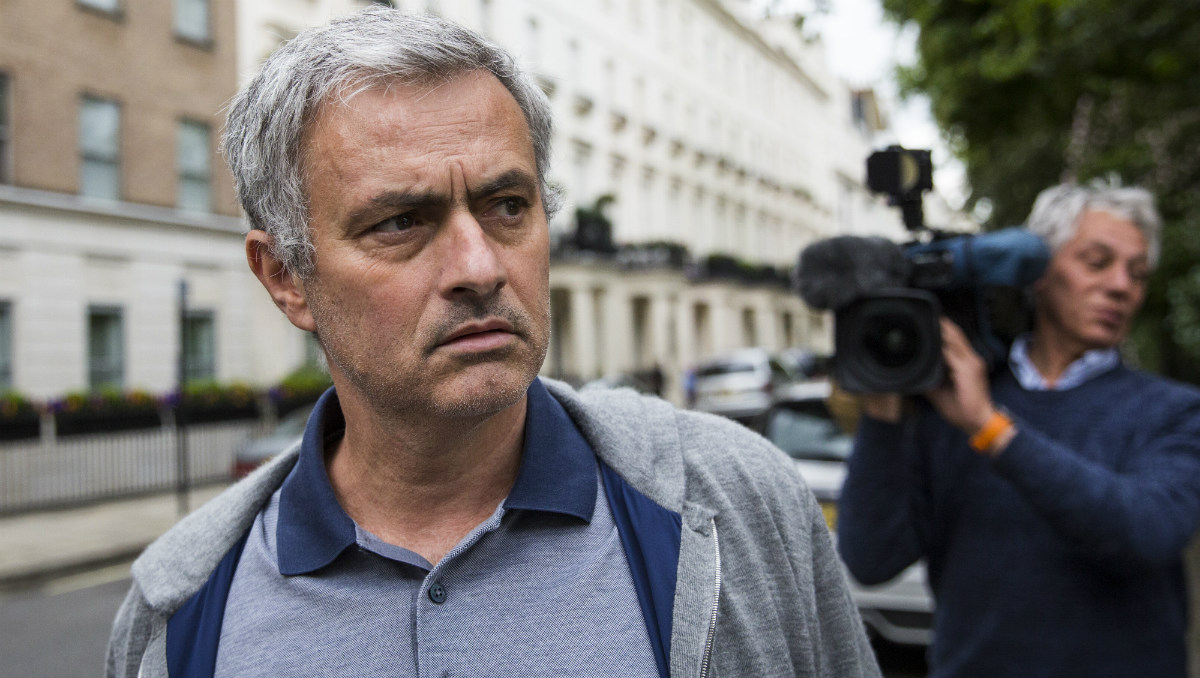 Jose Mourinho, perseguido por los fotógrafos en Londres. (Getty)