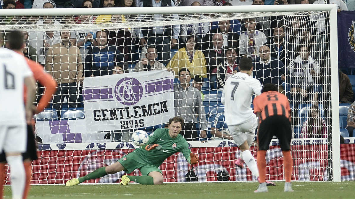 Cristiano Ronaldo lanza un penalti en la Champions. (Getty)