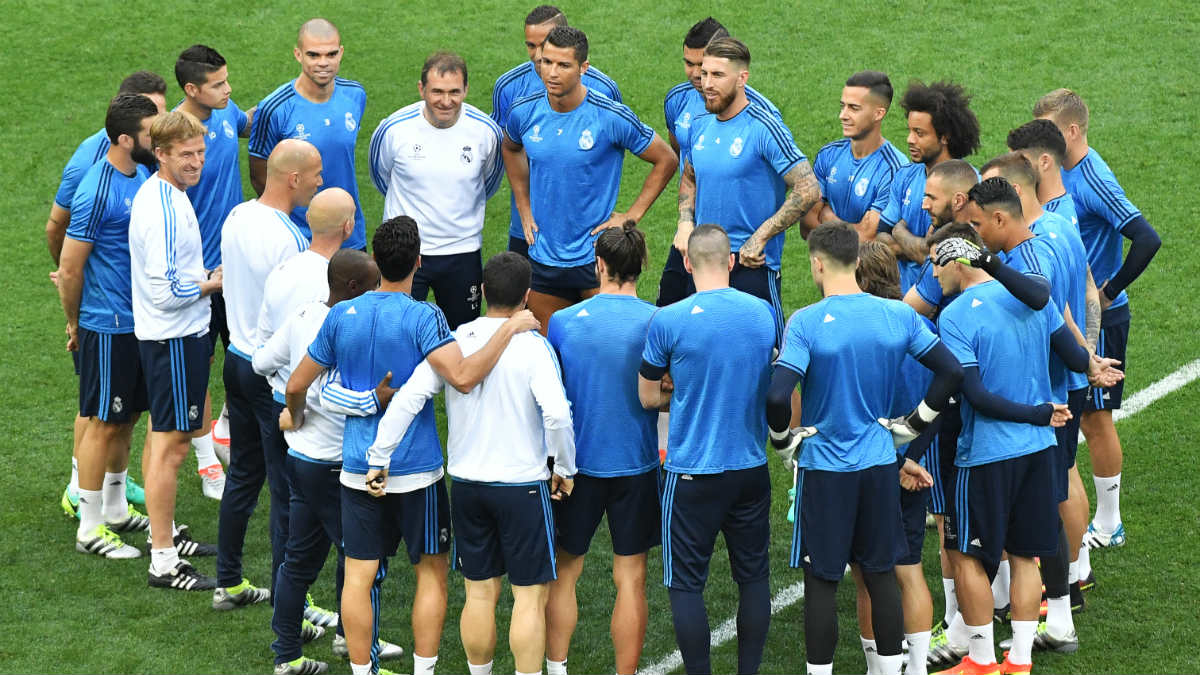 Zidane habla con los jugadores en el césped de San Siro. (AFP)