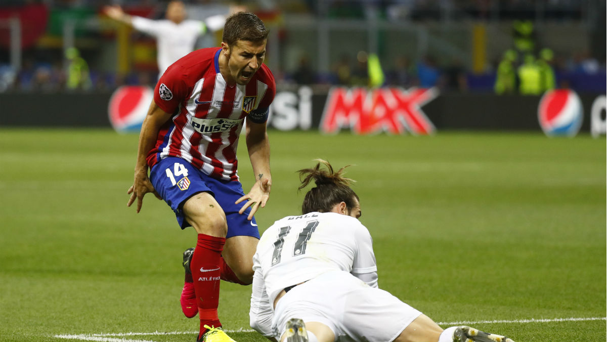 Gabi comete falta sobre Bale. (Reuters)