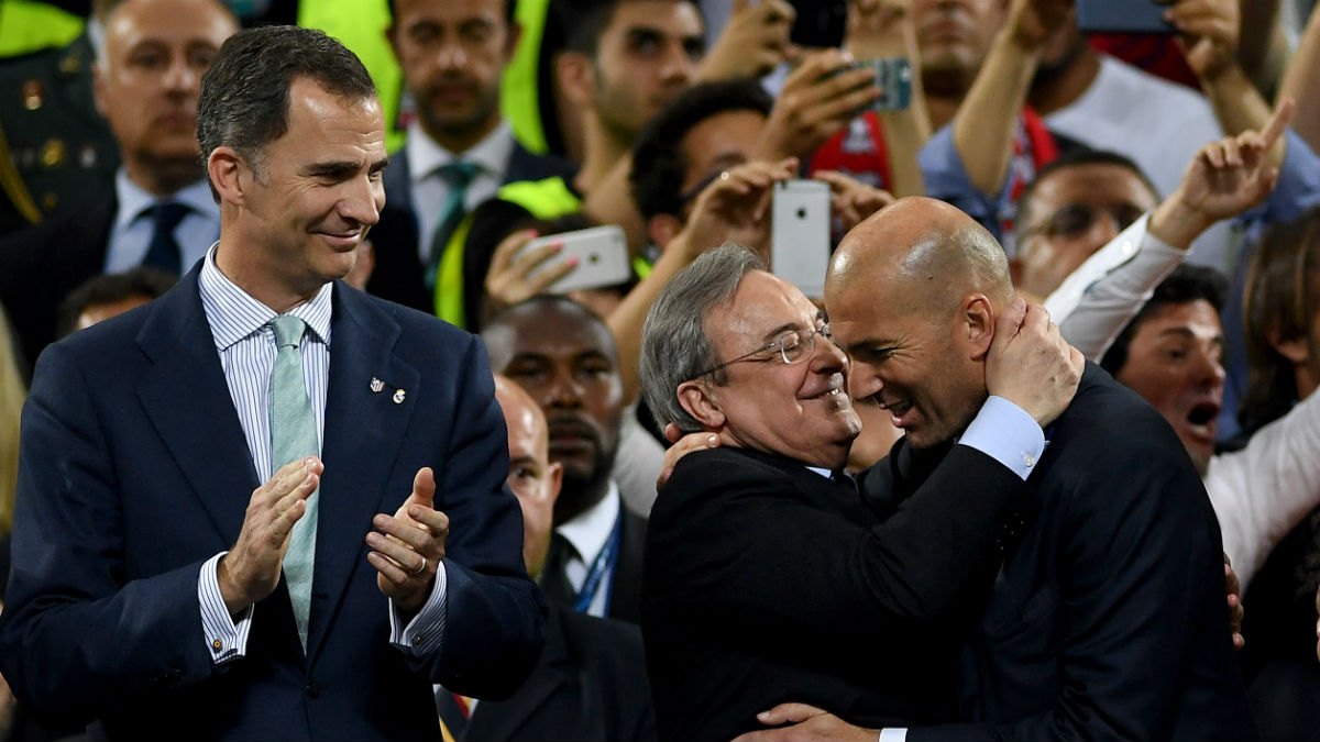 Zinedine Zidane abraza a Florentino en el palco de San Siro. (Getty)