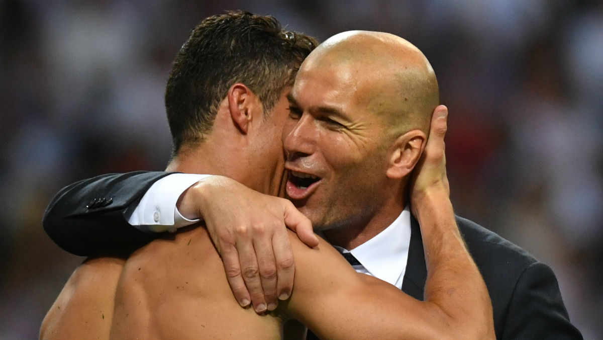 Zidane se rinde ante Cristiano Ronaldo. (AFP)