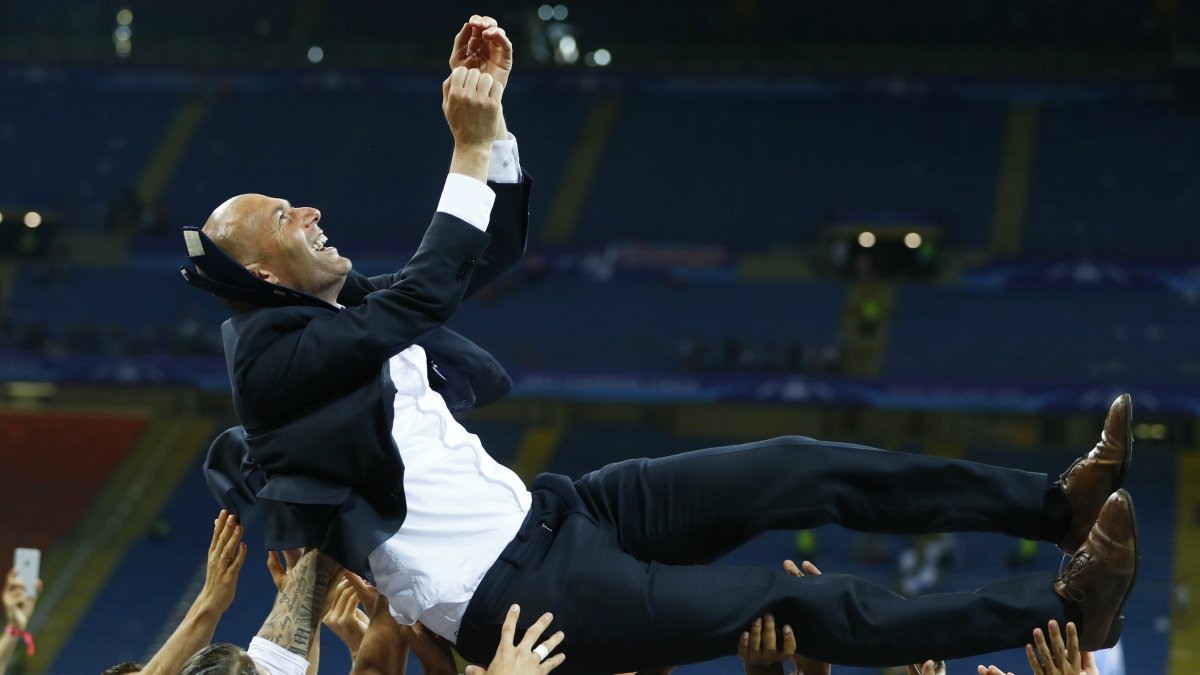 Zinedine Zidane, manteado por sus jugadores tras la victoria. (Reuters)