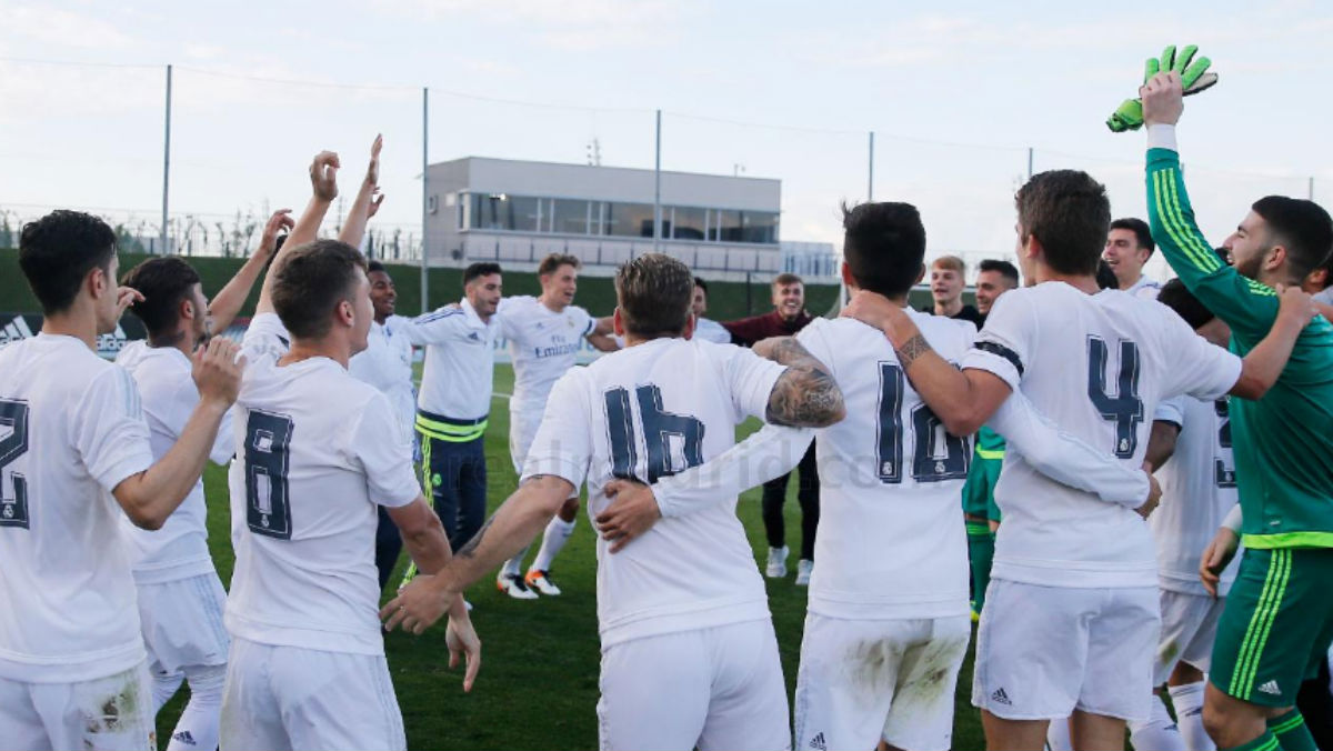 Los jugadores del Castilla celebran el triunfo ante La Roda.