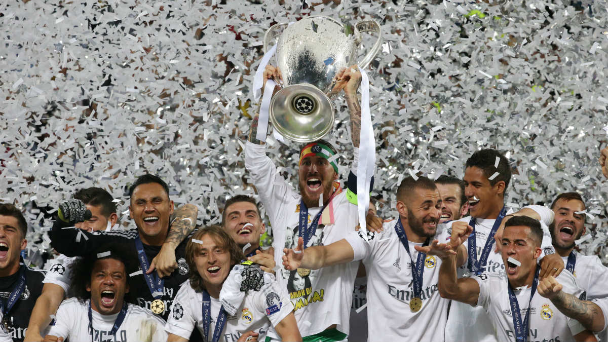 Sergio Ramos levanta la Champions del Real Madrid al cielo de Milán. (Getty)